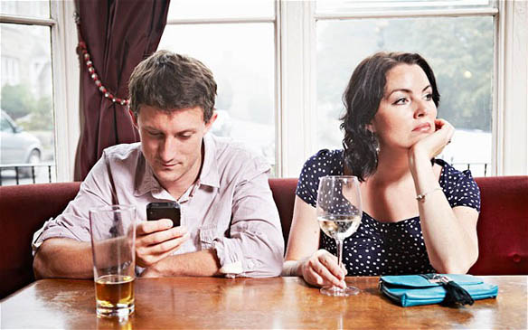 Man more interested in his phone than his date